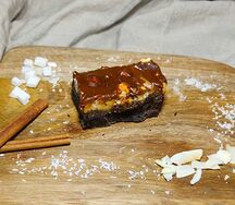 Пирожное Брауни с карамелью и фундуком