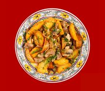 Картофельные дольки со свининой и шампиньонами