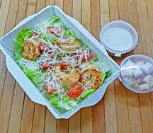 Салат цезарь с тигровыми креветками