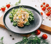 Салат с курицей и ананасом
