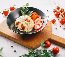 Куриная котлета с овощами и сыром