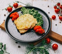 Филе куриное, запеченное с томатом и сыром