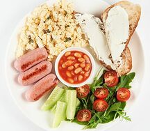 Болтунья с сосиской, овощами и фасолью
