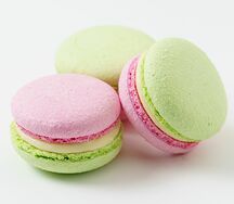 Macarons лайм-малина