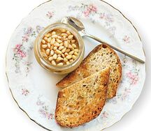 Паштет из куриной печени, карамелизованной груши и кедровых орехов