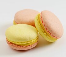 Macarons манго-маракуйя