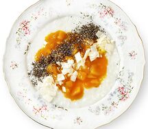 Рисовая каша с манго, cеменами чиа и кокосовыми чипсами