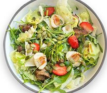 Тёплый салат с куриной печенью и личи