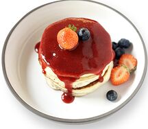 Панкейки с клубничным соусом