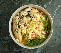 Коул-слоу с курицей и манговым Чили