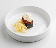 Фило суши с красной икрой