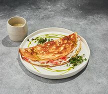 Омлет с крабом под икорным соусом