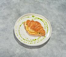 Круассан с сыром моцарелла