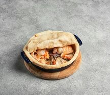 Томлёные морепродукты под сырным тестом