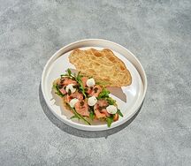 Круассан с лососем и сливочным сыром