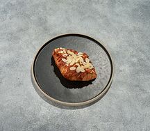 Круассан с солёной карамелью и бананом