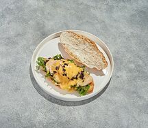 Круассан с курицей и яйцом пашот