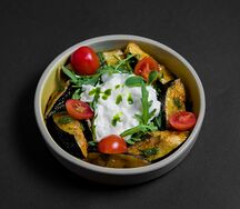 Салат с баклажанами и сыром страчателла