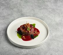 Миньон из конины с соусом Пряная вишня