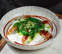Салат с угрем и сыром страчателла
