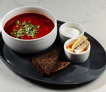 Борщ с Бородинскими гренками и конским салом 