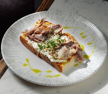Брускетта с хумусом из перца и пастрами из индейки