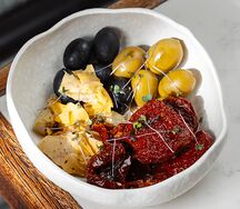 Маслины, оливки, вяленые томаты, артишоки