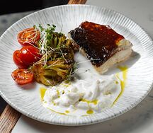 Черная треска с брокколи и страчателлой