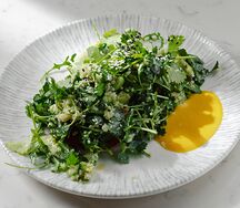 Зеленый салат с киноа, шпинатом и цукини