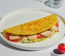 Кыстыбургер с запеченной курицей и соусом цезарь