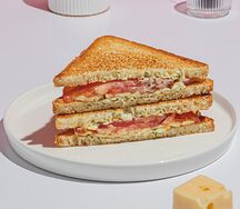 Сэндвич с сыром и томатами