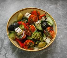 Греческий с маслинами и соусом песто