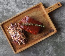 Ребра свиные BBQ с салатом Коул Слоу