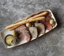 Доска с мясными закусками
