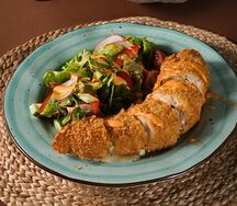 Салат с куриной грудкой и сыром сулугуни