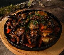 Жареха с картофелем и потрошками