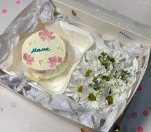 Бенто-торт Маме с цветочной композицией