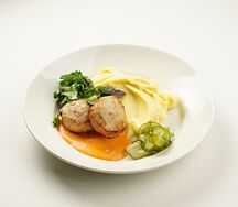 Куриные котлетки с картофельным пюре и маринованными огурчиками