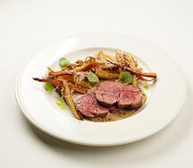 Миньон с пастернаком и перечным соусом