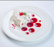 Меренговый рулет с фисташками и малиной
