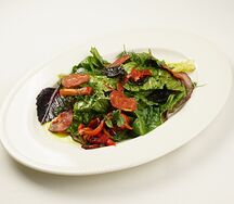 Салат с ростбифом и чипсами из чоризо 