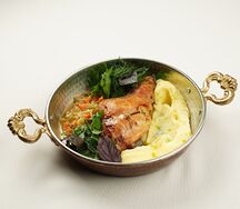 Томлёный кролик в подкопченной сметане с овощами и картофельным пюре