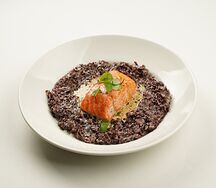 Форель, подкопчённая с черным ризотто 