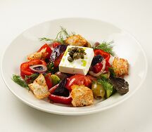 Овощной салат с сыром фета и крутонами