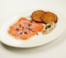Маринованная форель с драниками из батата и сливочным кремом