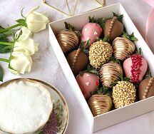 Клубника в шоколаде с малиной и арахисом