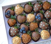 Клубника в молочном шоколаде с голубикой и арахисом