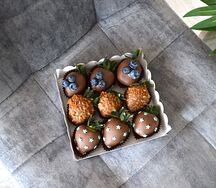 Клубника в молочном шоколаде с голубикой и карамелизированной вафлей