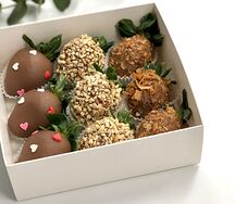 Клубника в шоколаде с обжаренным дроблёным арахисом