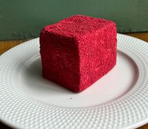 Птичка малиновая